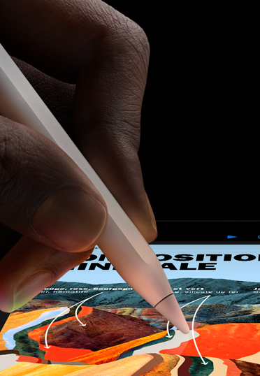 Gros plan d’une main tenant un Apple Pencil et dessinant à l’écran d’un iPad.
