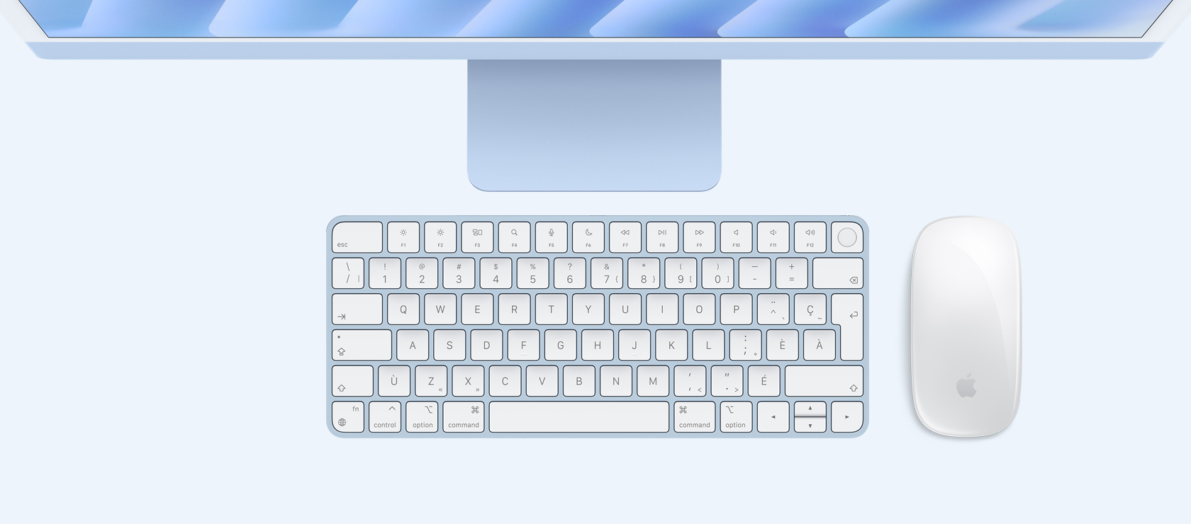 iMac bleu vu de haut, avec souris et clavier assortis.