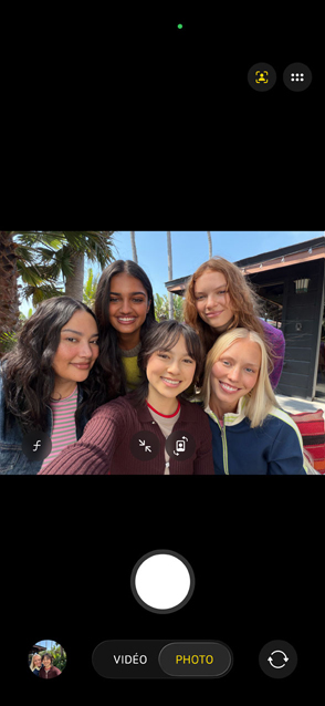 Écran d’un iPhone 17 montrant un selfie de groupe avec la fonctionnalité Cadrage centré pour les photos