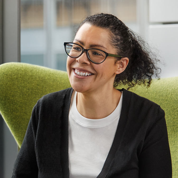 Karen 坐在綠色椅子上的特寫。