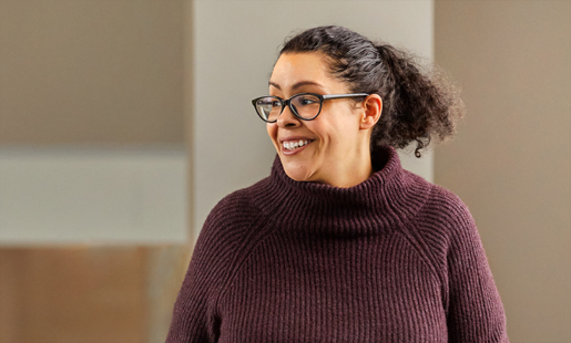 Karen 微笑著，頭轉向一旁。