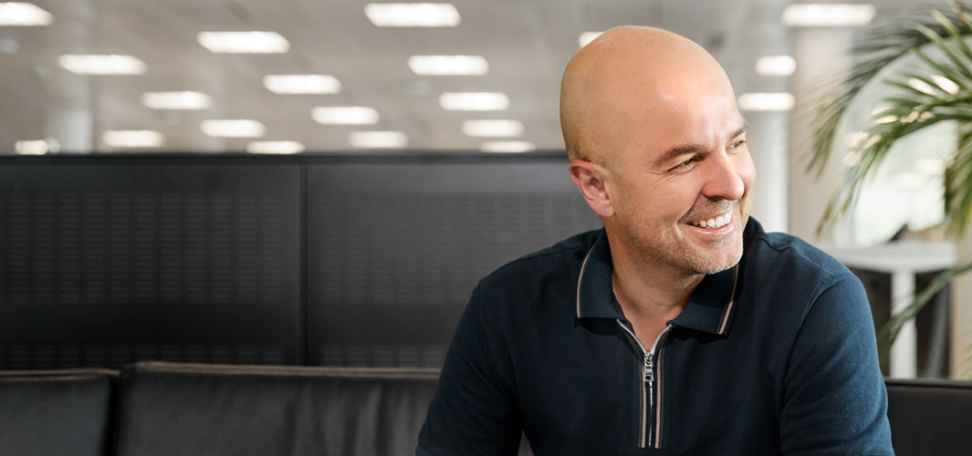 Roberto 望向一旁。