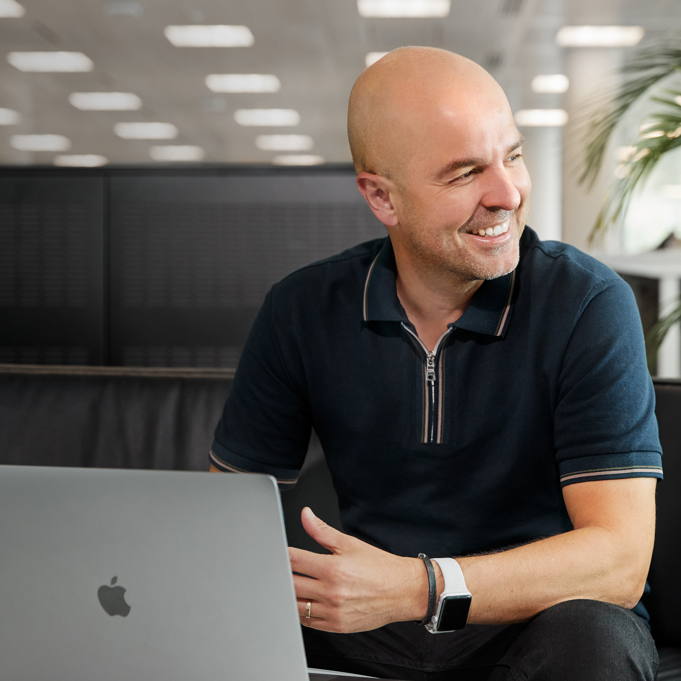 Roberto 坐在筆記型電腦旁的特寫。