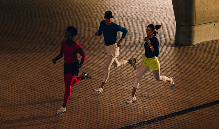 Tres personas corriendo juntas, todas con un Apple Watch