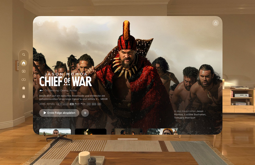 Das Apple TV Erlebnis der Apple Vision Pro wird in einem Wohnzimmer gezeigt, mit einem Standbild aus der Apple TV Serie „Chief of War”