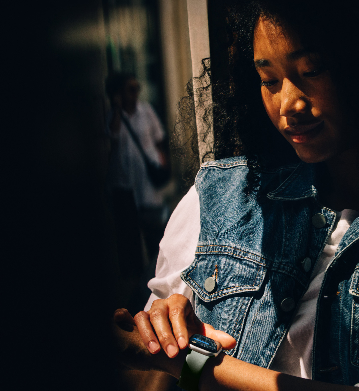 Eine Person checkt Nachrichten auf ihrer Apple Watch Series 11