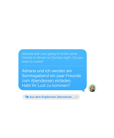 Live Übersetzung in Nachrichten mit der Textnachricht eines Benutzers, die lautet: „Adriana und ich laden einige Freund:innen am Sonntagabend zum Abendessen ein. Bist du dabei?“, und die automatisch ins Spanische übersetzt wurde.