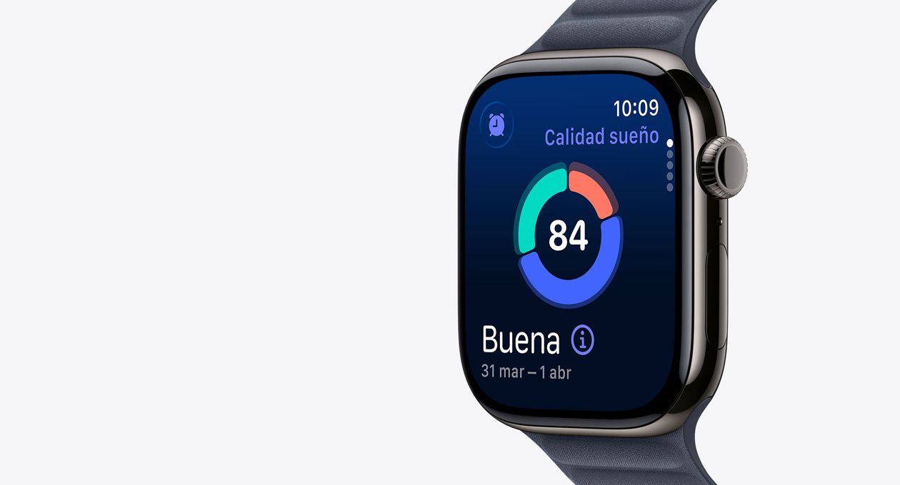Apple Watch Series 11, caja de titanio, color pizarra, la pantalla muestra el gráfico circular de Calidad del Sueño, lateral derecho, Digital Crown, correa de eslabones magnética color azul marino