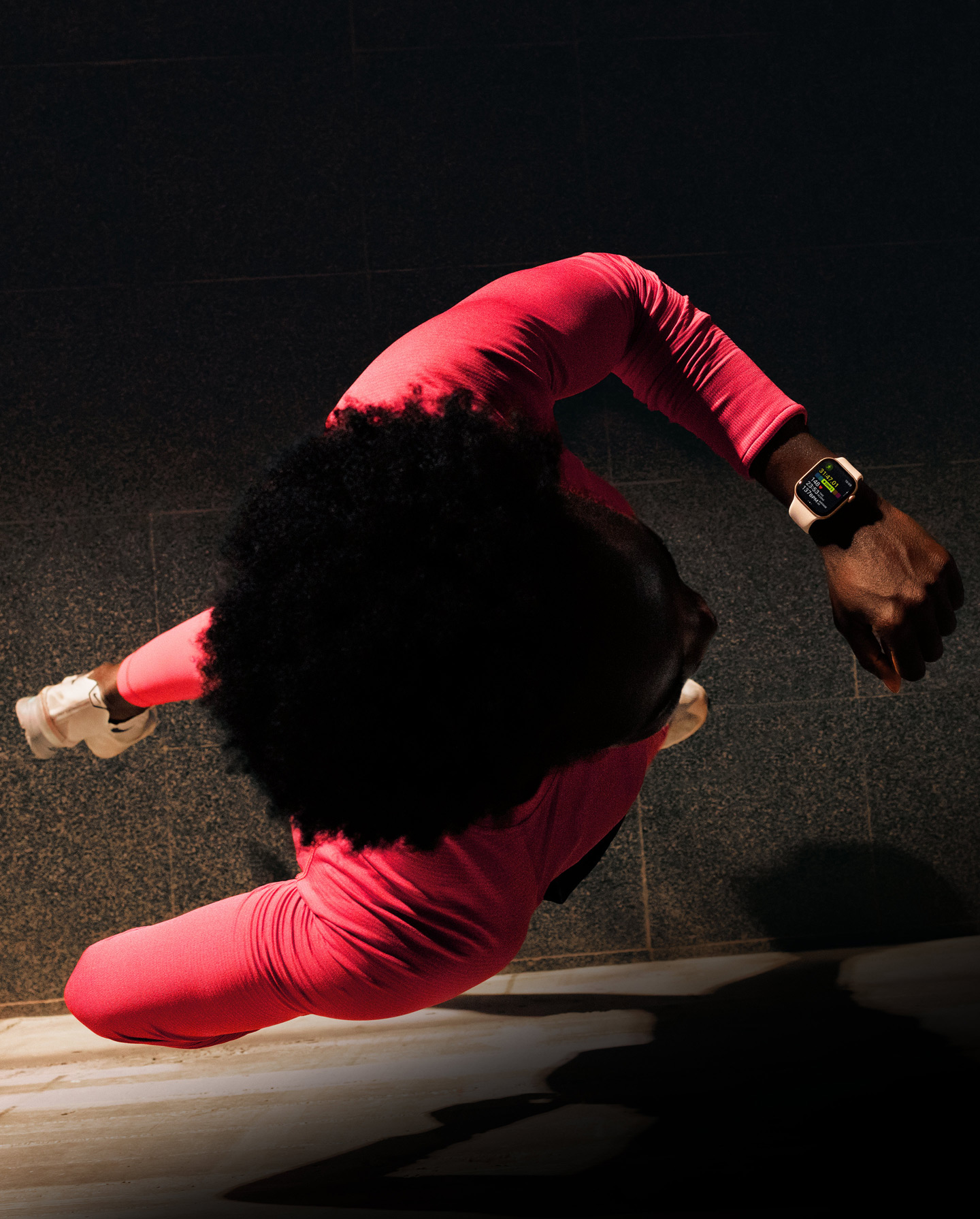 En person tjekker sine fremskridt i appen Træning på sit Apple Watch Series 11 under løb