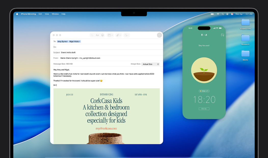 MacBook Pro mit geöffneter Mail App, ein iPhone Display wird auf dem MacBook Pro Display gespiegelt und zeigt die Forest App