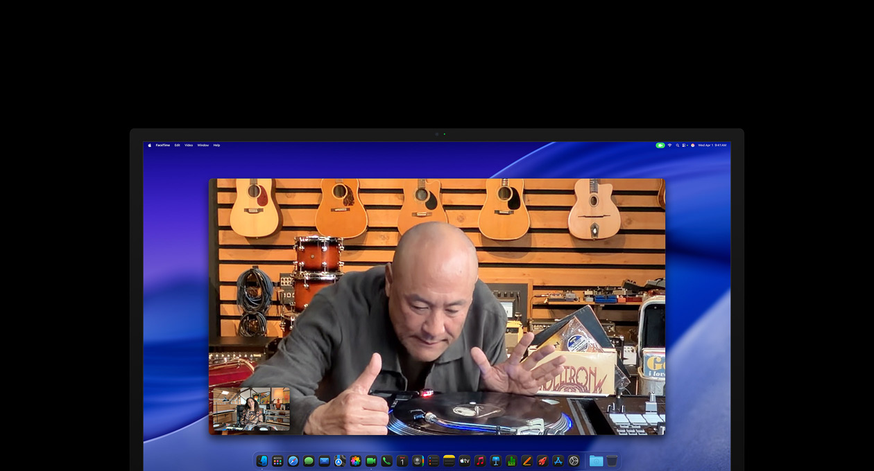 Durante uma videochamada, uma pessoa aproxima-se de um gira-discos numa loja de música, mantendo-se no centro da imagem graças ao Enquadramento central