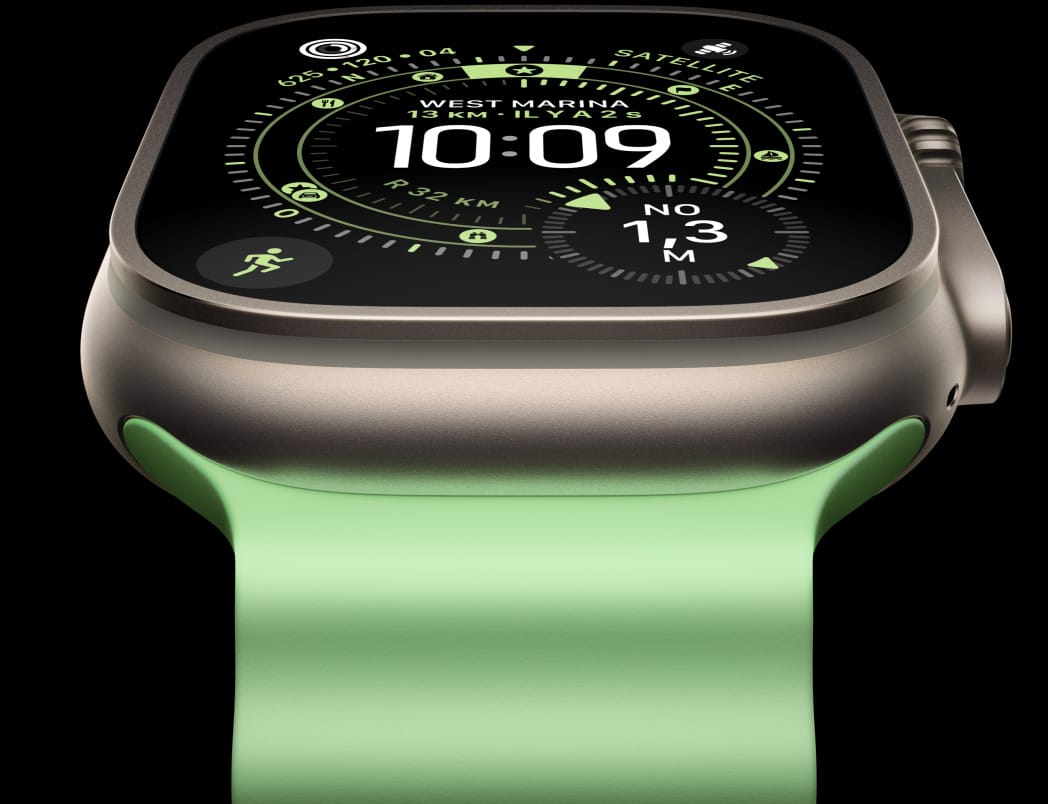 Apple Watch Ultra 3, boîtier en titane, finition naturelle, boussole sur le cadran Orientation, Bracelet Ocean, couleur vert fluo