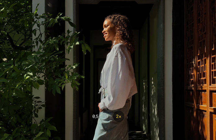 Photo d’une femme prise avec la fonctionnalité Téléobjectif 2x de la caméra
