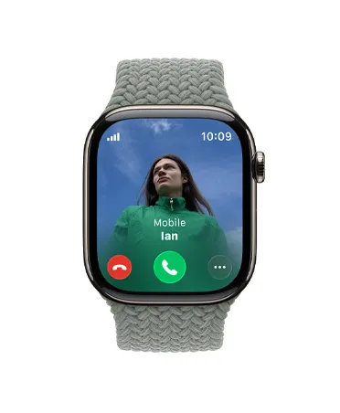 Apple Watch Series 11，原色鈦金屬錶殼，展示來電、聯絡人相片，以及接聽和拒絕來電按鈕；右側外觀展示數碼錶冠，配搭灰綠色編織單圈手環