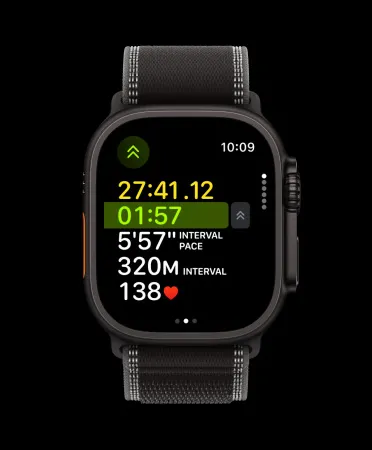 Apple Watch Ultra 3，採用黑色鈦金屬錶殼；螢幕顯示使用動作按鈕在體能訓練 app 觸發下一個間歇訓練