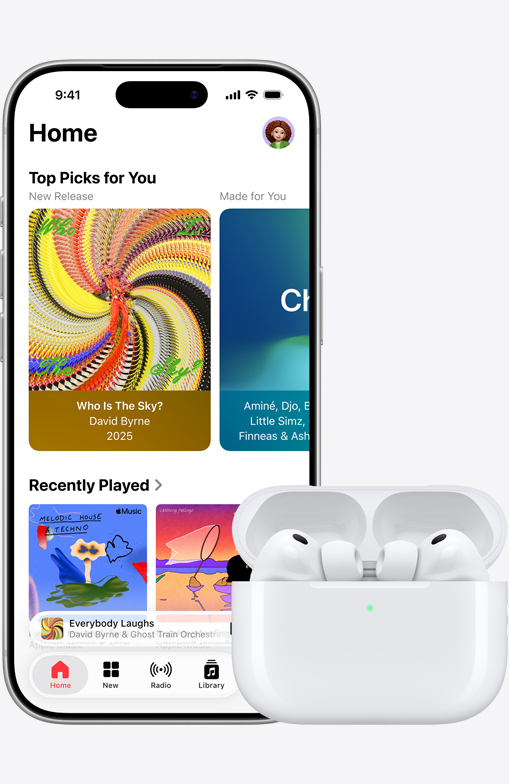 iPhone 17 Pro 機身正面，主畫面上顯示開啟了 Apple Music app，旁邊放有 AirPods Pro 3，在打開了的 MagSafe 充電盒內。