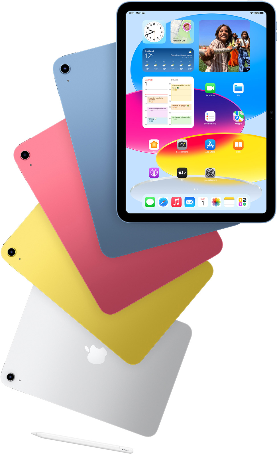 Un iPad che mostra la schermata Home, posizionato davanti a quattro iPad visti da dietro nei colori blu, rosa, giallo e argento. Sotto agli iPad c’è un’Apple Pencil.