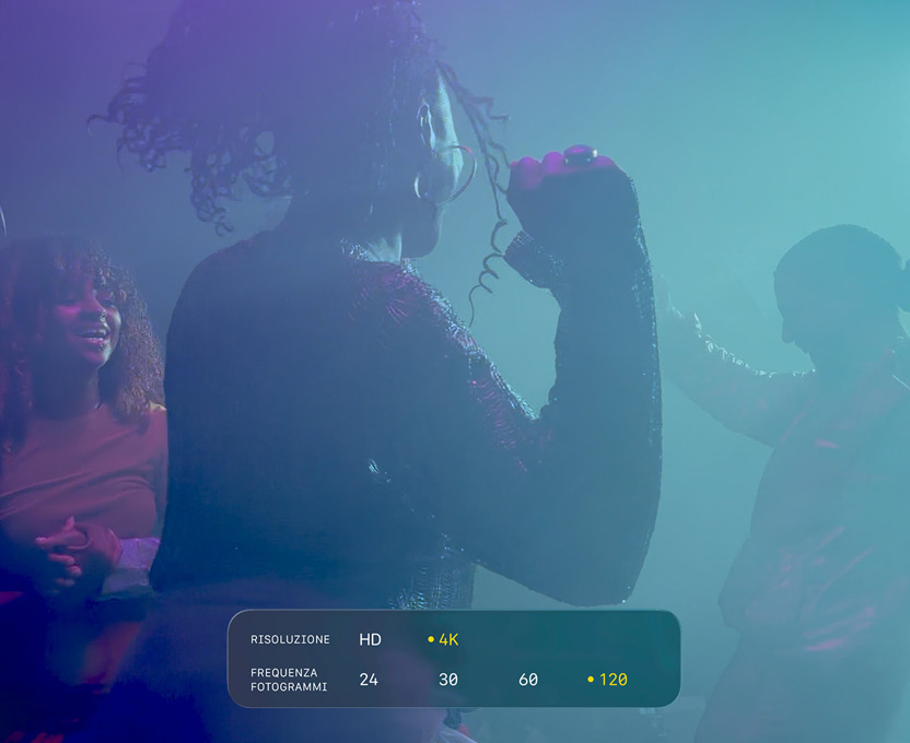 Una schermata con delle persone che ballano in condizioni di scarsa luminosità, per mostrare la qualità della registrazione video in Dolby Vision 4K a 120 fps