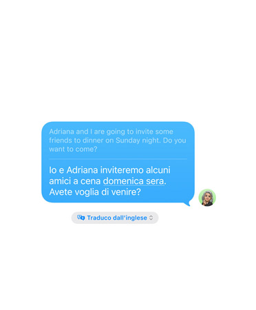 Traduzione in tempo reale in Messaggi con il messaggio di testo dell’utente “Adriana e io abbiamo amici a cena domenica sera. Ci sareste?” tradotto automaticamente in spagnolo