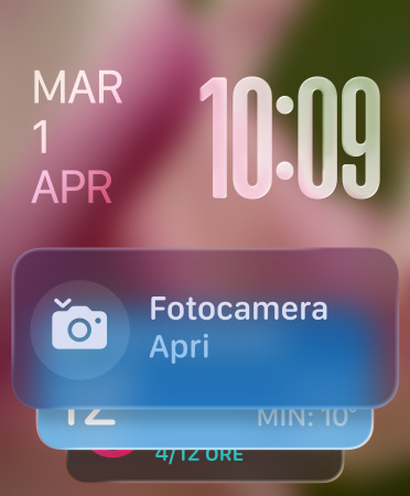 Il widget per il controllo remoto della fotocamera compare nella parte inferiore dello schermo, i numeri semitrasparenti dell’ora in alto a destra, la data in alto a sinistra