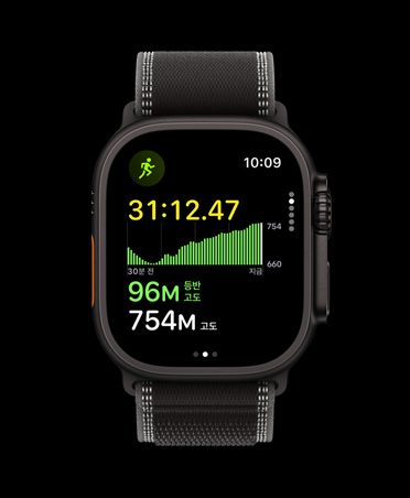 Strava 앱의 Live Segments 기능이 보이는 Apple Watch Ultra 3