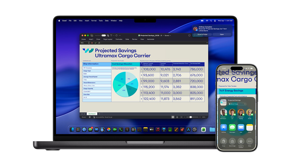Un Mac et un iPhone affichant un document Excel. Sur un Mac, l’économiseur d’écran macOS Tahoe est activé en arrière-plan.