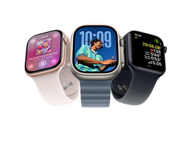 ثلاثة أجهزة Apple Watch Series 11: Apple Watch، لون ذهبي وردي، إطار ألومنيوم، Apple Music، عناصر التحكم في قائمة التشغيل، الجهة الخارجية اليمنى، التاج الرقمي، حزام رياضي لون خوخي متورد، نظام إغلاق بمشبك على شكل مسمار بلون فضي، Apple Watch Ultra 3، لون طبيعي، إطار تيتانيوم، شاشة تغطي الواجهة بالكامل ، صورة ظاهرة فوق الوقت، الجهة الخارجية اليمنى، التاج الرقمي، حزام المحيط بلون أزرق حديدي، مطاط الفلوروكربون بشكل أنبوبي، Apple Watch SE 3، إطار ألومنيوم، لون سماء الليل، الجهة الخارجية اليمنى، التاج الرقمي، قياسات متطورة لتمرين الركض في الخارج