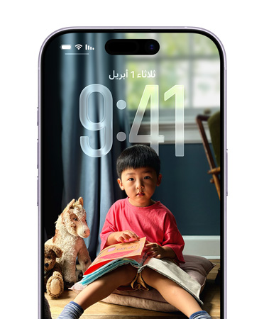 شاشة قفل iPhone تعرض الوقت بطريقة تتكيف تلقائياً مع صورة شاشة القفل