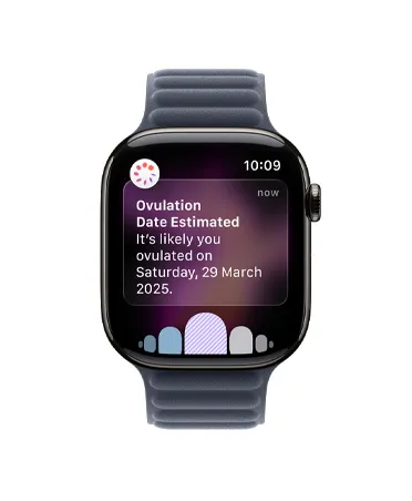 Apple Watch Series 11，石板色鈦金屬錶殼，展示來自健康 app 經期追蹤的排卵日期推算通知；數碼錶冠，配搭海軍藍色磁力手帶
