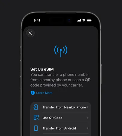 iPhone 17 Pro 的正面外觀，展示使用設定流動網絡功能，透過 eSIM 輕鬆轉移電話號碼