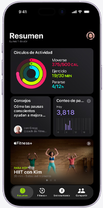 Pantalla de un iPhone muestra la pestaña Resumen de la app Fitness+, con los círculos de Actividad, Consejos de Entrenamiento, Conteo de Pasos y entrenamientos recomendados de Apple Fitness+