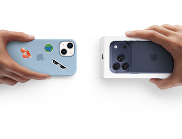 Dos manos intercambian un iPhone 13 con funda de silicón y stickers en la parte posterior por un nuevo iPhone 17 Pro en su caja.