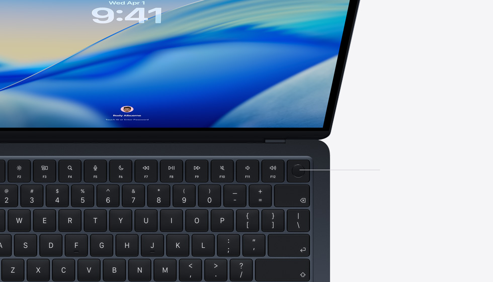 Otwarty MacBook Air ze wskazanym położeniem przycisku Touch ID