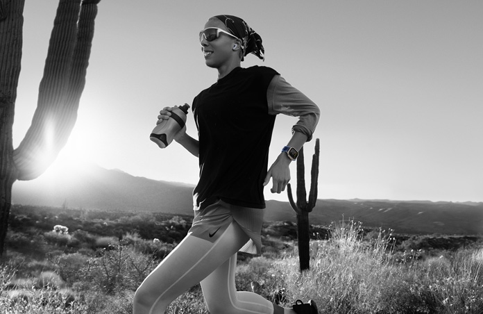 Workout Buddy transmite un mesaj unui alergător pe un traseu în deșert