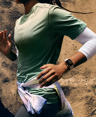 Osoba sleduje svoj beh na Apple Watch SE 3