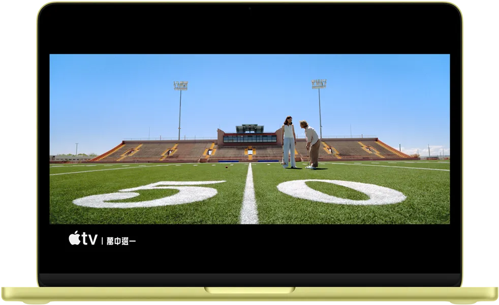 青橘黃色 MacBook Neo，螢幕上顯示萬中選一電視劇的場景