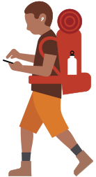 Una persona con una mochila de senderismo y un aparato para la sordera mira el iPhone que tiene en la mano