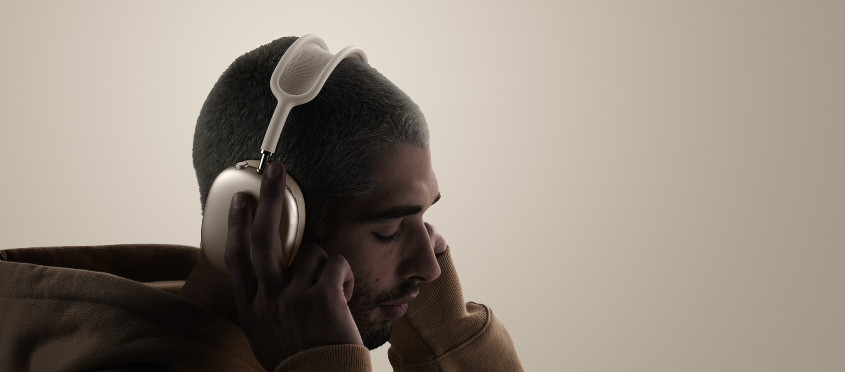 رجل يرتدي سماعات AirPods&nbsp;Max ويلمس بطانة الأذنين.