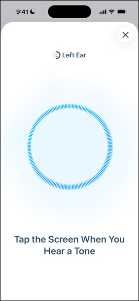 AirPods Pro 3 ‑kuulokkeiden vieressä olevassa iPhonessa näkyy käynnissä oleva kuulotesti