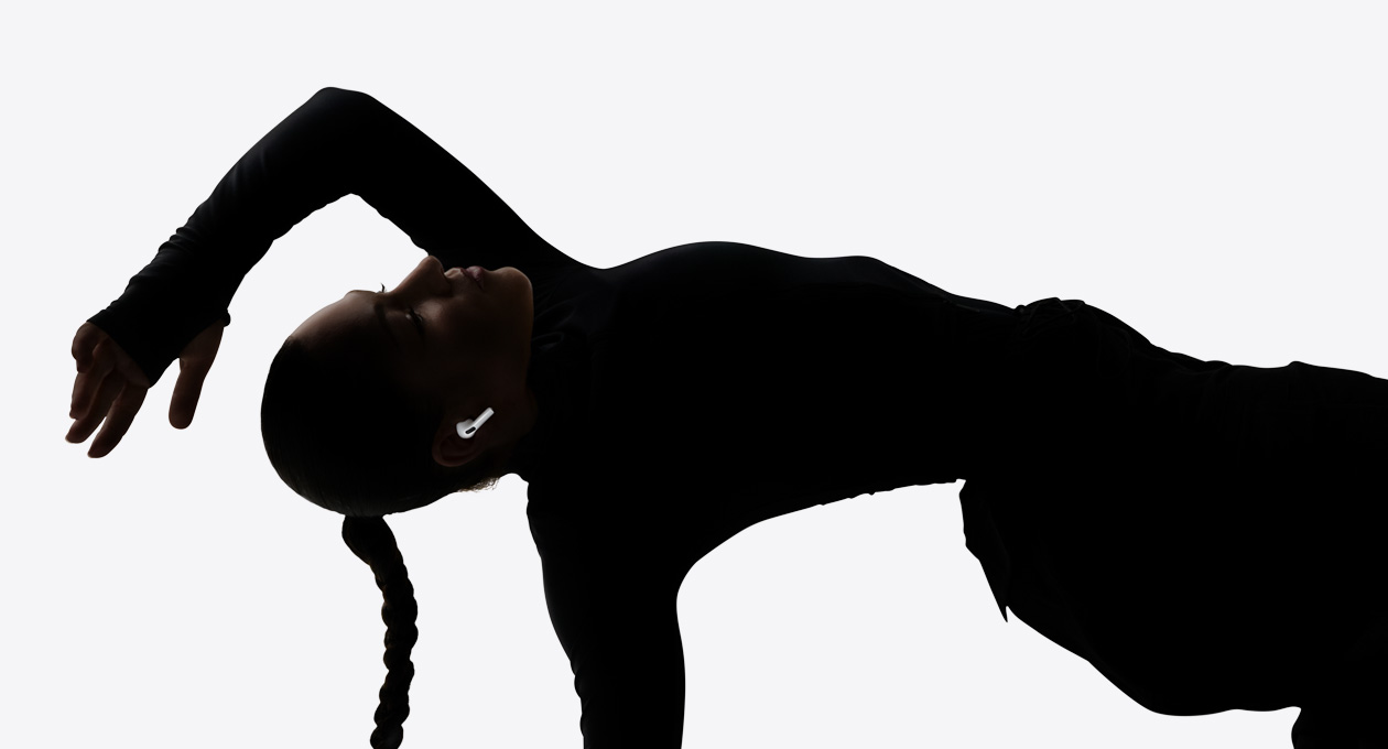 AirPods Pro 3 kõrvaklapid tantsija kõrvas, kui ta naudib käed-vabad kuulmiselamust