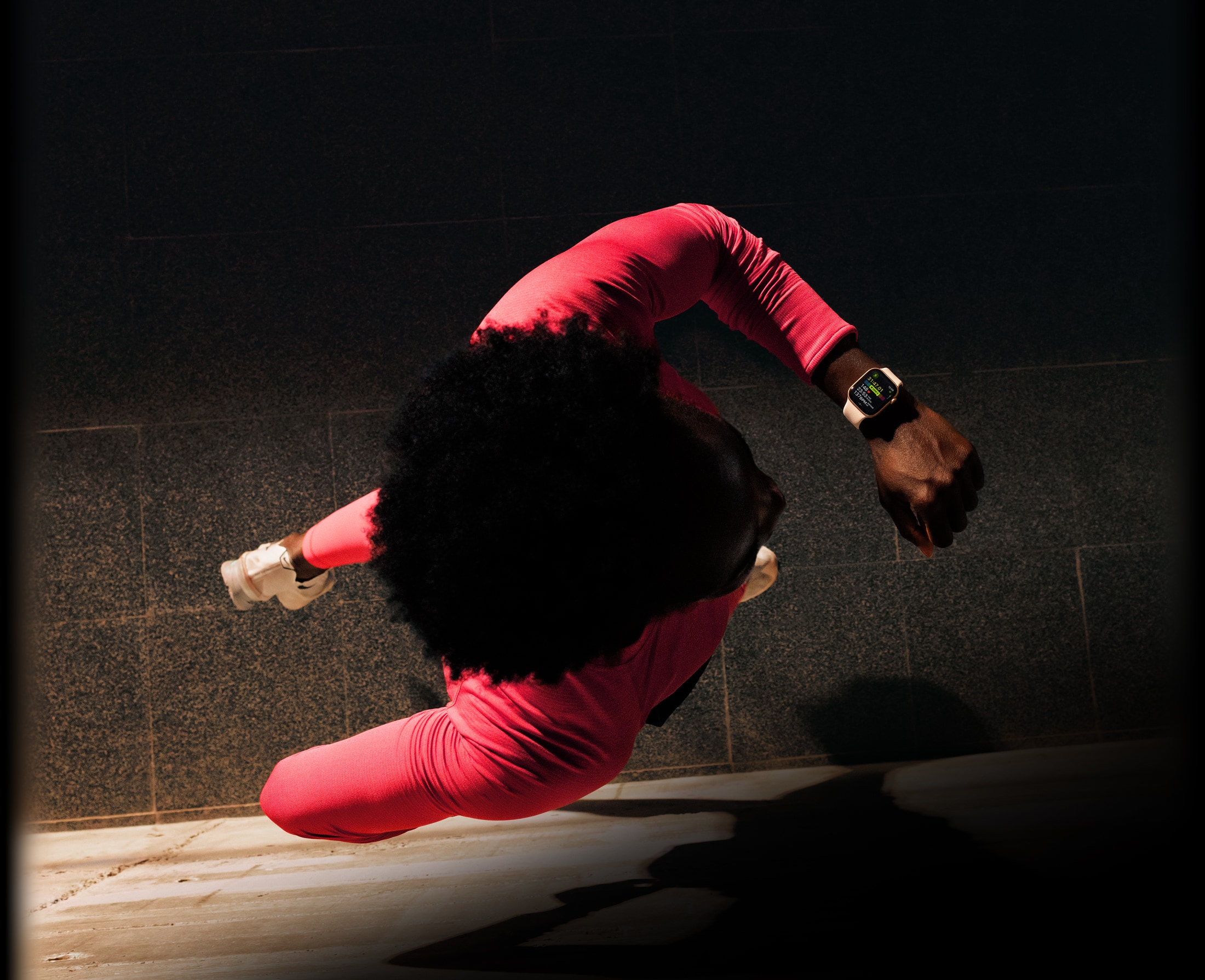 Inimene vaatamas Apple Watch Series 11 rakendusest Workout jooksutrenni edenemist