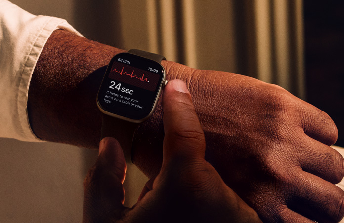 Inimene vajutab ja hoiab Apple Watch Series 11 kellal all nuppu Digital Crown, et mõõta EKG-rakenduse ECG abil oma südame tervist