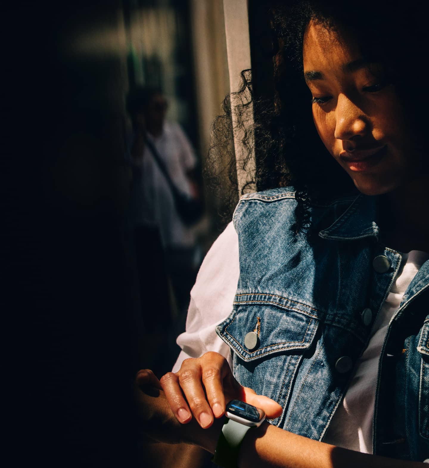 En person tjekker Beskeder på sit Apple Watch Series 11