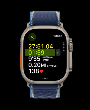 Apple Watch Ultra 3, finition naturelle, boîtier en titane, données avancées d’un exercice de Course en plein air, bracelet, Boucle Trail, coloris bleu/bleu vif