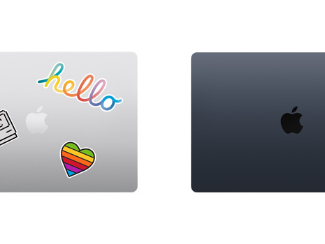 Kuva ylhäältä päin kahdesta suljetusta Mac-kannettavasta, toisessa on tarroja.