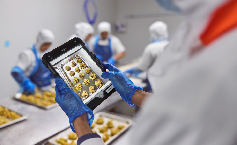 Osoba z zespołu The Dinner Ladies przeprowadza kontrolę jakości za pomocą iPada.