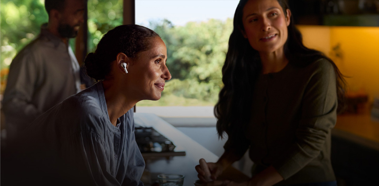 Een vrouw draagt AirPods 2.