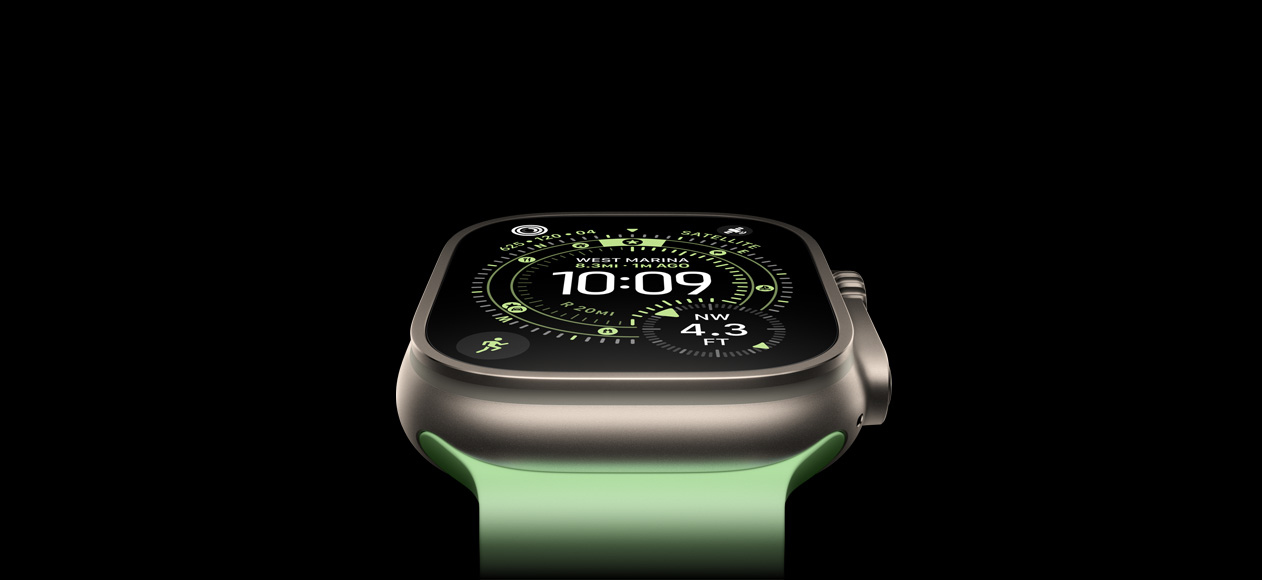 Apple Watch Ultra 3 med urkasse av naturlig titan og Ocean Band i neongrønn. På Orientering-urskiven vises et kompass.
