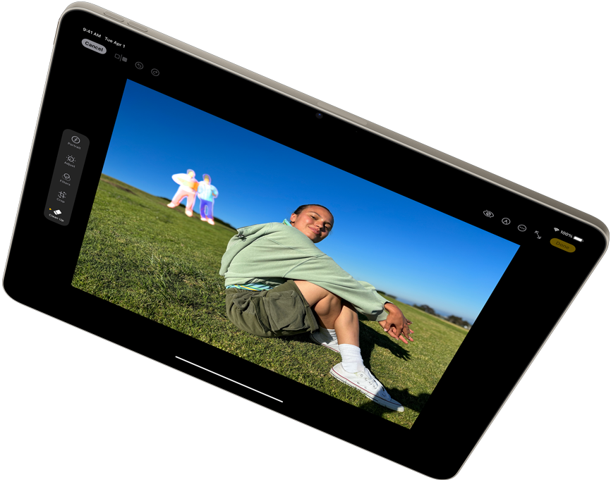 عرض أفقي لجهاز iPad Air يُبرز Apple Intelligence مع أداة التنظيف في تطبيق الصور