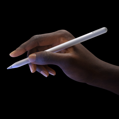 Una mano sostiene un Apple Pencil Pro para mostrar la funcionalidad de doble toque